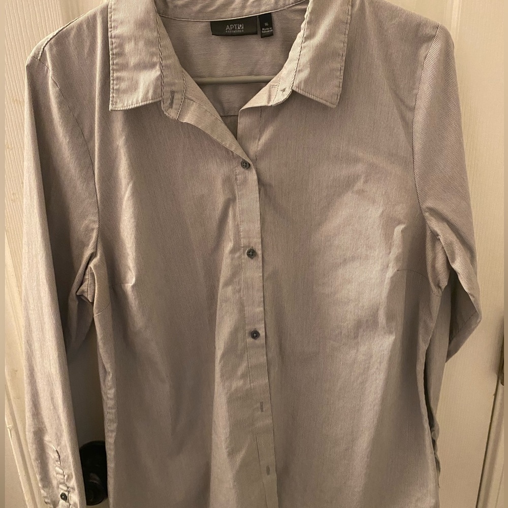 Apt 9 women’s button up shirt. Form fitting, size 16.